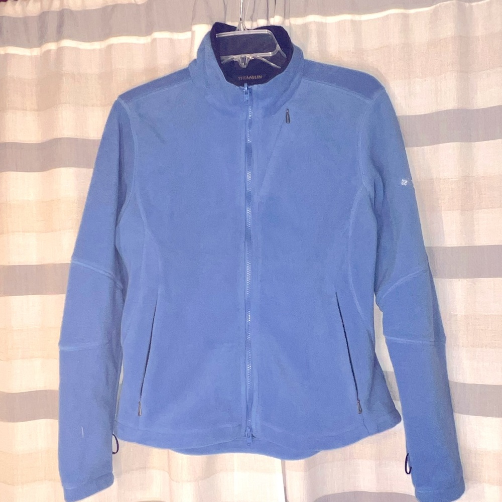 Columbia polar fleece titanium zip front jacket size medium. 3 zipper pockets.